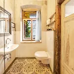 In Schoener Atelierwohnung Mit Gartenblick Apartment *