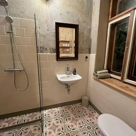 In Schoener Atelierwohnung Mit Gartenblick *