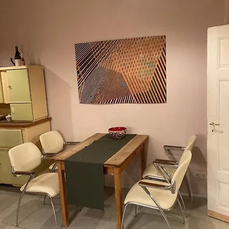 In Schoener Atelierwohnung Mit Gartenblick *