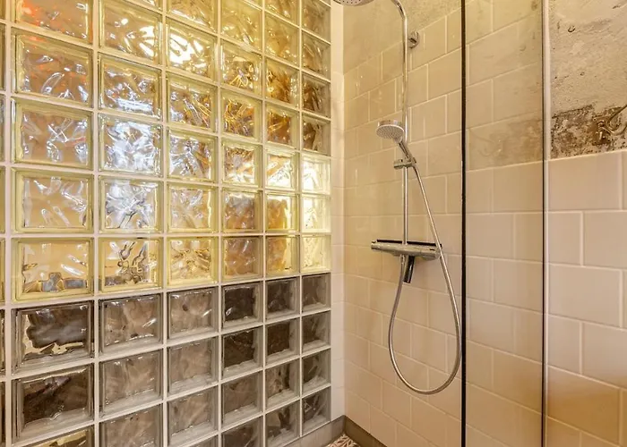 In Schoener Atelierwohnung Mit Gartenblick *